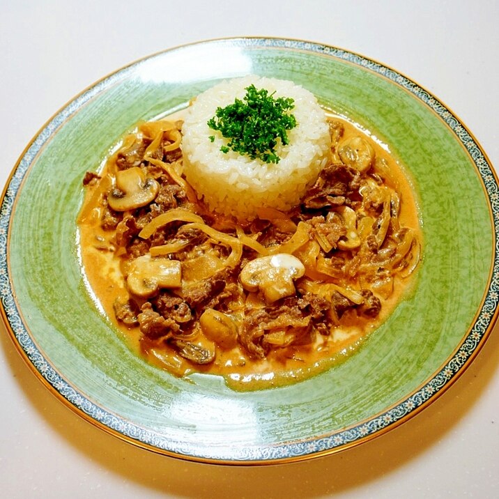 ご家庭で簡単にロシアの伝統料理!ビーフストロガノフ